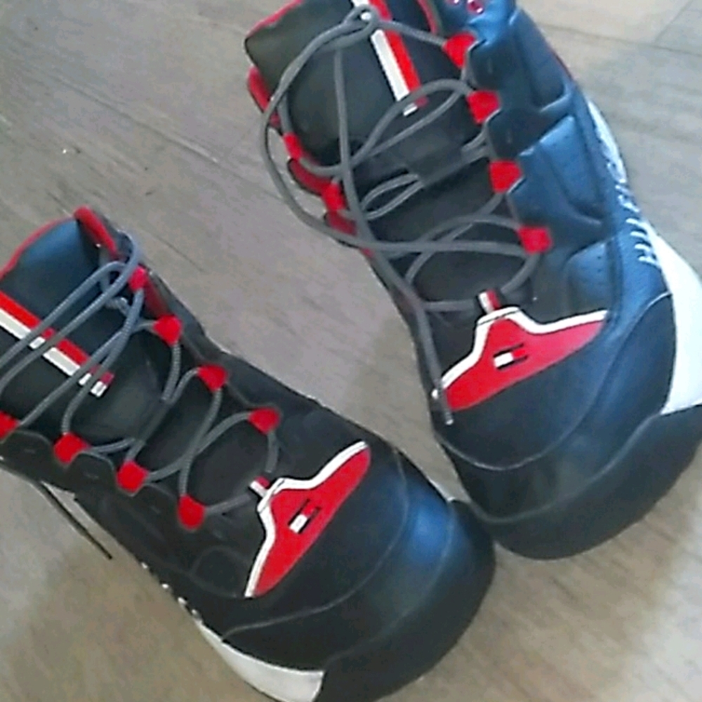 Men Tommy Hilfiger size 11, alittle worn out